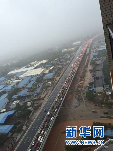 海口快速路受暴雨影响严重拥堵