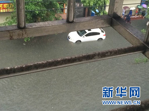 海口市部分道路成河