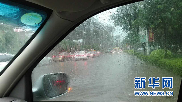 海口市暴雨 城市堵车严重