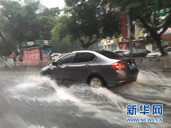 海口金龙路受暴雨影响路面积水严重