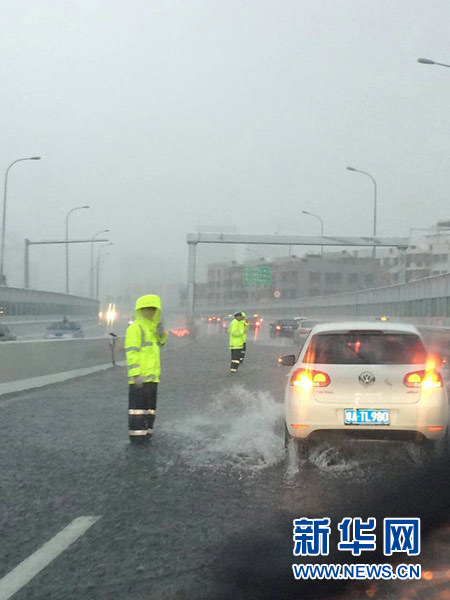 海口交警大雨中坚守岗位