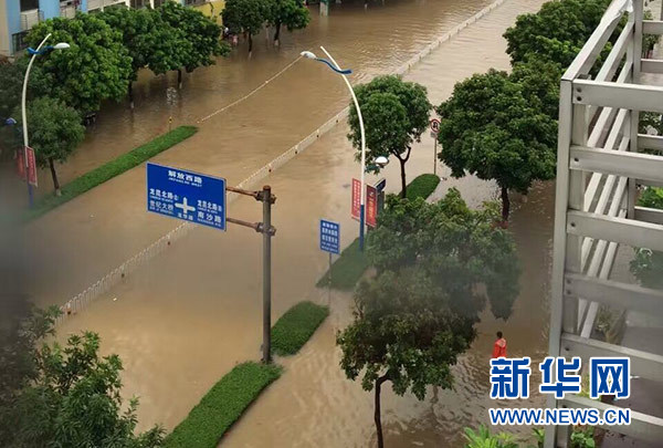 暴雨中行走小心“吃人”的井盖