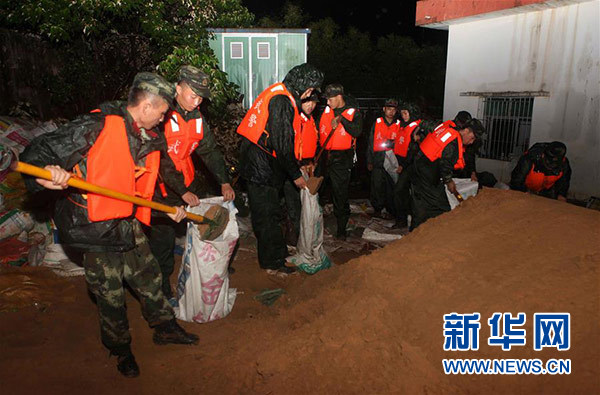 强降雨致海南东环高铁沿线出现险情 武警官兵雨夜驰援