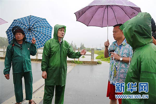 儋州市委书记严朝君指导转移受灾群众和防汛救灾工作
