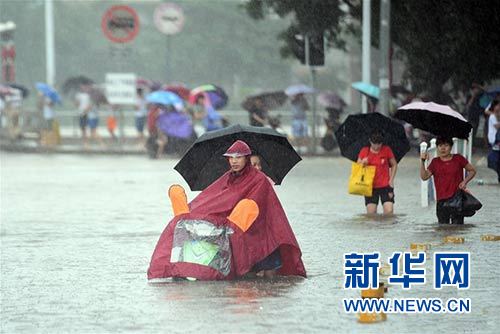 临高居民在积水中行走