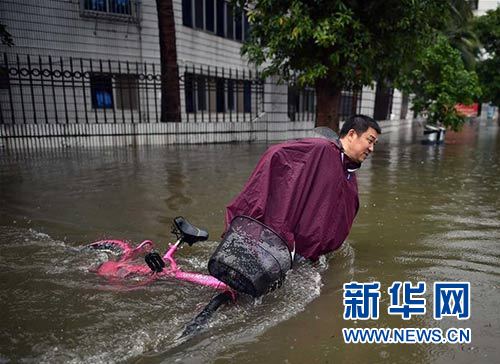 海口市民涉水前行