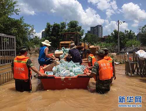 海南临高持续为500余名被困群众运送救灾物资