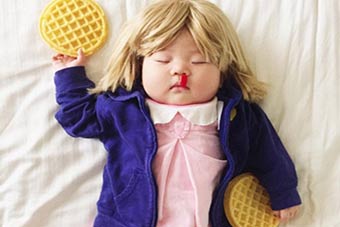 美国4个月大宝宝角色扮演走红网络-新华网海