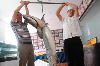 山东烟台现150斤罕见鲅鱼王-新华网海南频道