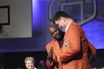 姚明披上美国篮球名人堂夹克 奥尼尔搞怪帮忙