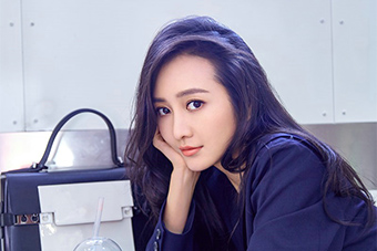 王鸥时尚街拍曝光 色彩缤纷童心未泯-新华网海