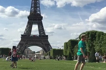 城会玩!美小伙欧洲景点前自拍走太空步爆红-新