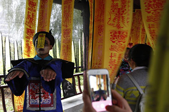 济南大学生兼职扮僵尸 日挣上百元-新华网海