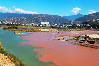 四川凉山一河流现阴阳河景观-新华网海南频