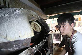 郑州19岁小伙卖烧饼年挣30余万-新华网海南频