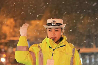 点赞!连云港最美女交警雪中坚守岗位-新华网海