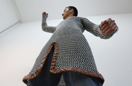 西安小伙宿舍造古代铠甲 历时一个月重达40斤