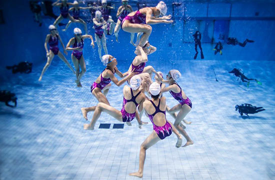 探访花样游泳美少女 5米泳池中的童年-新华网