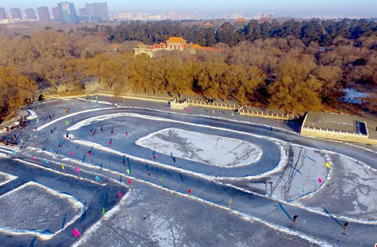航拍沈阳冰场犹如赛车跑道 市民冰上奔驰-新华网海南频道