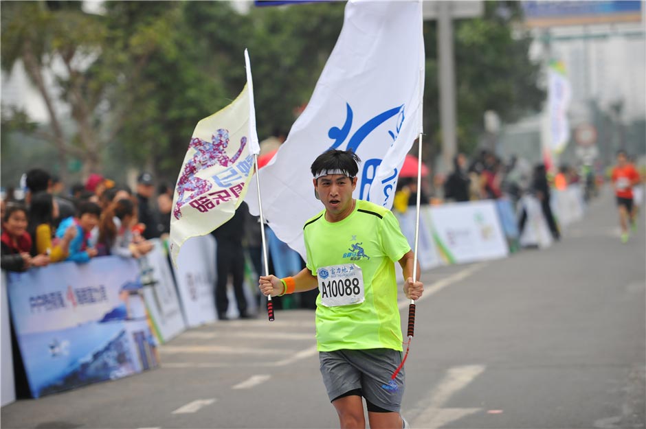 2015富力海口马拉松赛选手冲向终点瞬间
