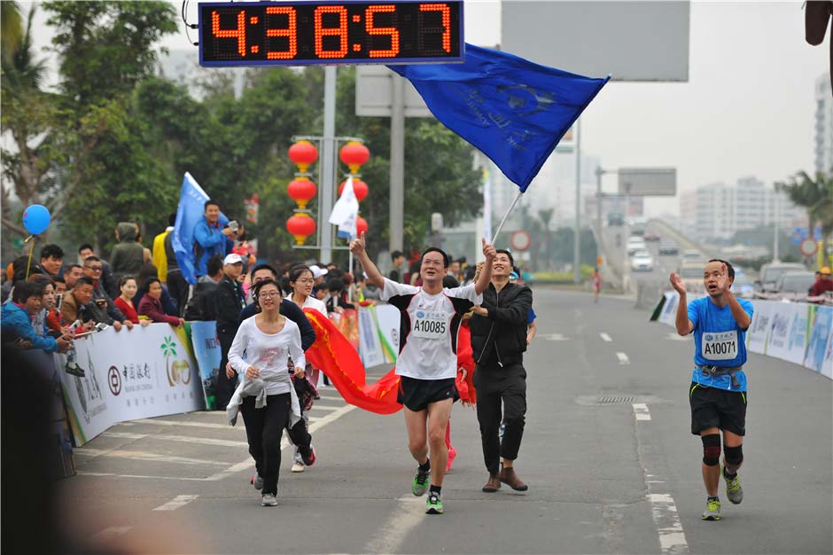 2015富力海口马拉松赛选手冲向终点瞬间
