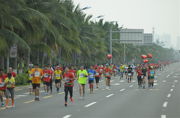 富力海口马拉松 用奔跑的速度领略椰城之美