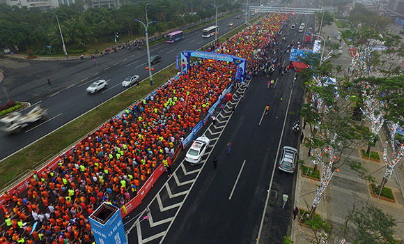2017年富力海口马拉松赛开跑 展现最美滨海路线