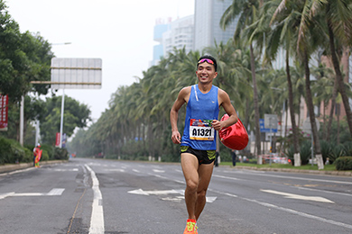 2017年富力海口马拉松赛 选手&ldquo;秀&rdquo;出各式装扮