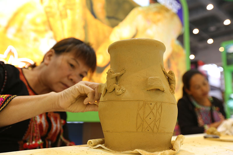 互動感增強 三亞文博會非遺文化展區人氣旺