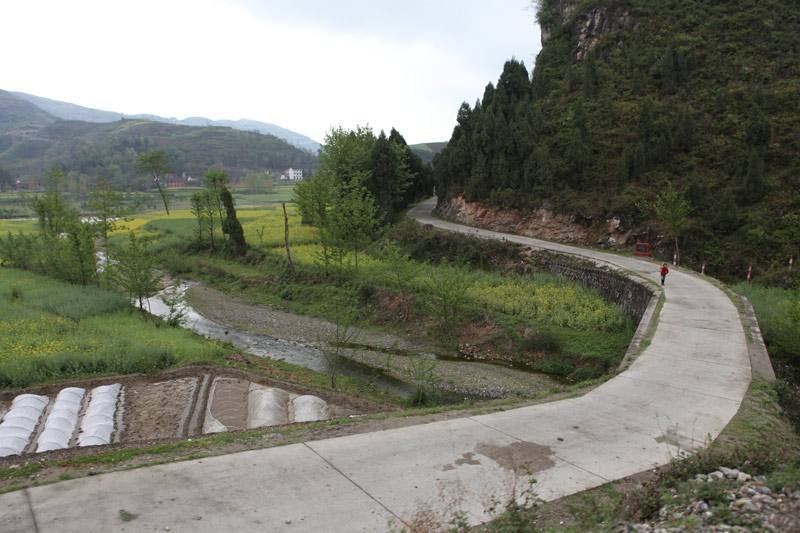 海南去年完成675个共计1000公里农村公路项目