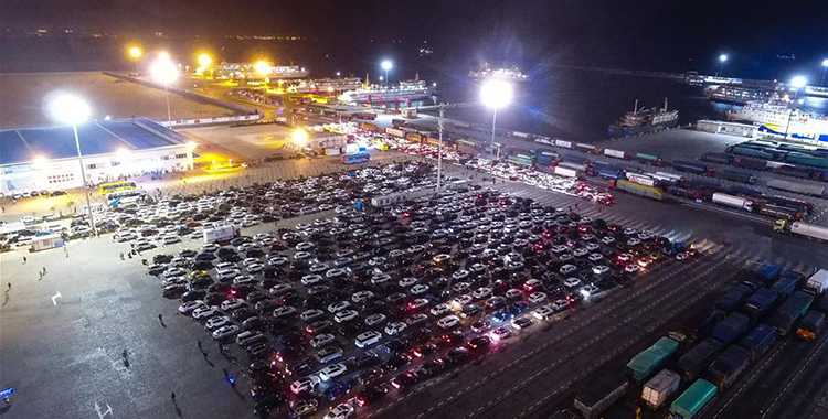 海口三港通航 仍有大量辆汽车等待过海