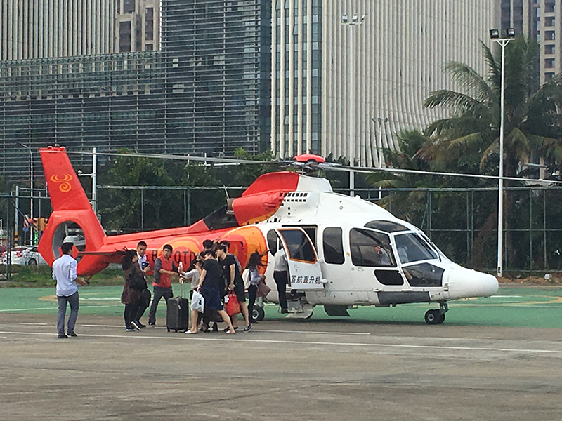 首航直升机全力以赴 送93名滞留海口旅客平安回家