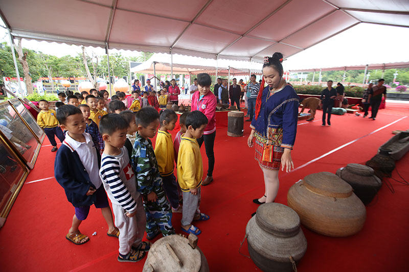 小学生参观非遗展