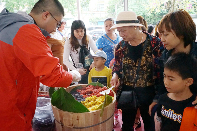 瓊中“三月三”美食一條街展銷風味美食