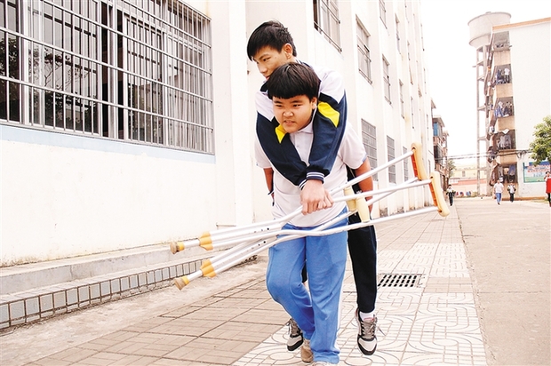 王小虎：4年上学路“走”出了“新时代好少年”