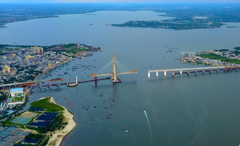 航拍国内首座跨断裂带大桥--海南铺前大桥