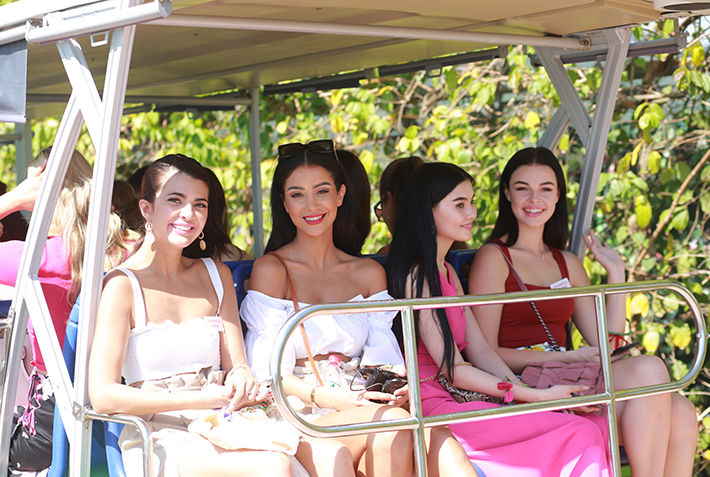 世界小姐三亚巡游 美成一道风景线