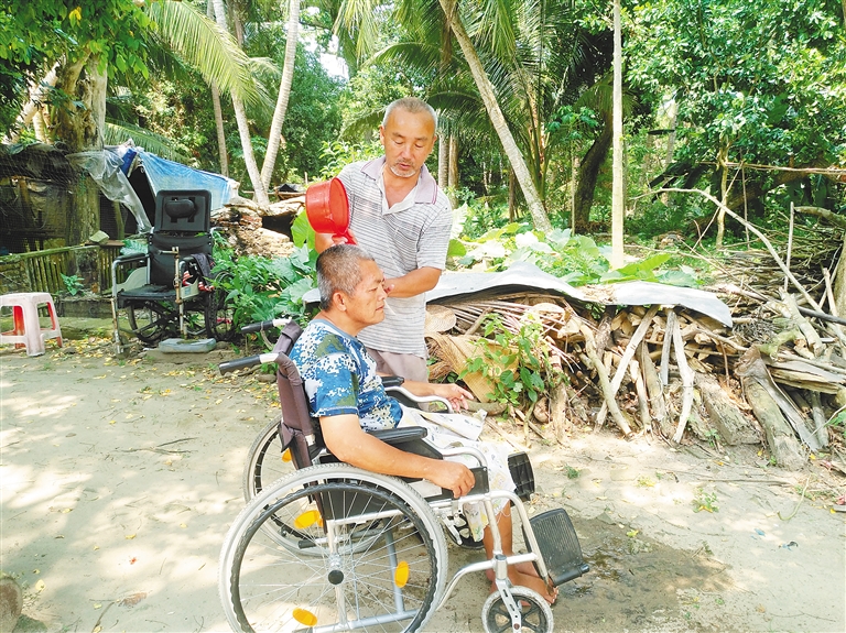 文昌昌福村村民符國慶長年照顧癱瘓義弟