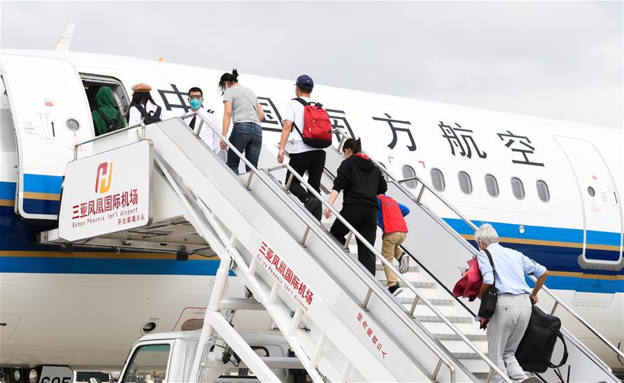 海南三亚：湖北百余名滞留旅客乘包机返乡