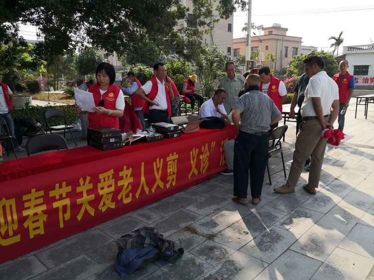海南昌江昌化鎮開展關愛老人義剪義診志願活動