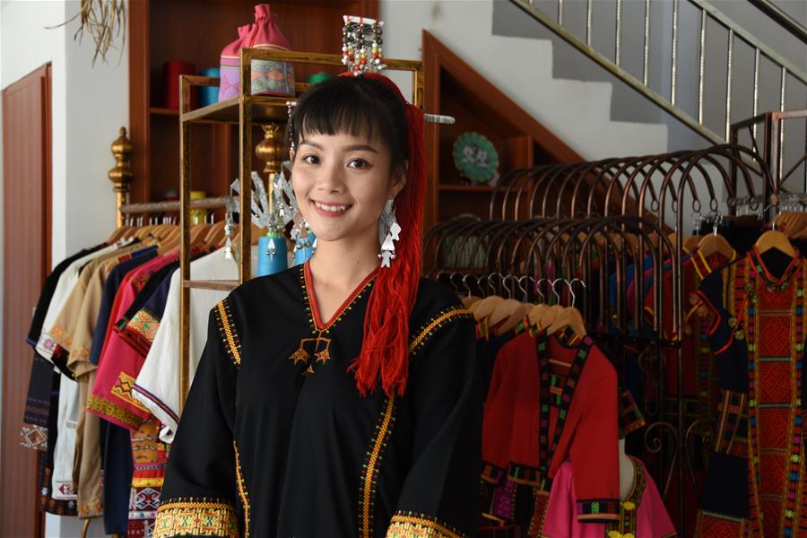 玉手攬線織黎錦 直播帶貨為傳承