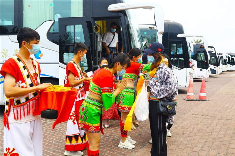每天两班！免费巴士穿梭三亚南山景区与免税城