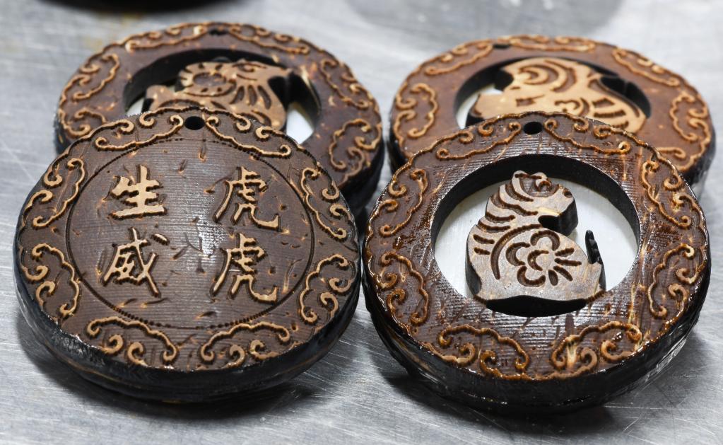 海南椰雕艺人张必弟的创业之路