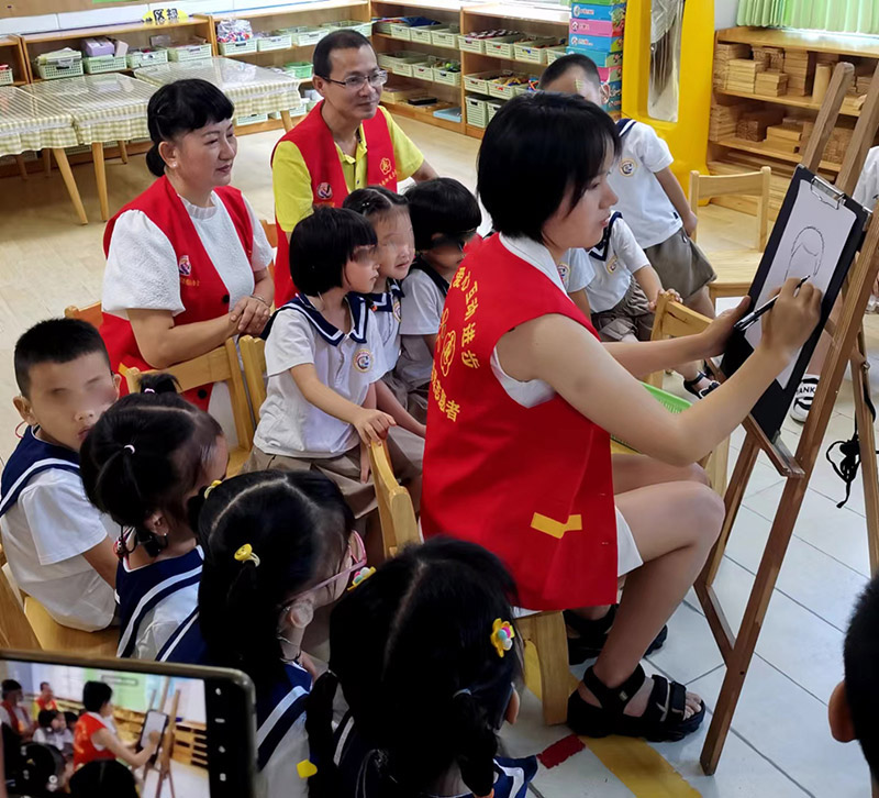 海南省扶残助残爱心协会向残疾儿童捐赠玩具和绘画材料