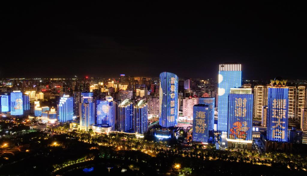 海口举行中国医师节主题灯光秀