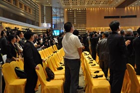 中国国家主席习近平进场 与会人员起立欢迎