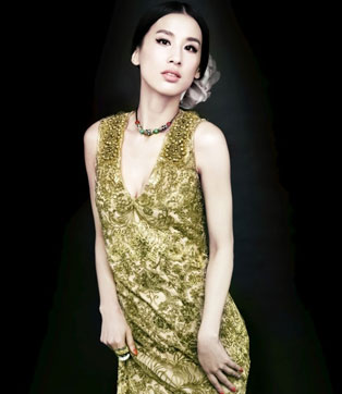黄圣依杂志写真深V领长裙秀事业线
