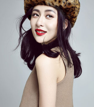 賈青紅唇豹紋寫真曝光 隨性灑脫盡顯時尚魅力