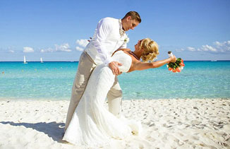 英新郎遭墨警方無故逮捕險誤婚禮