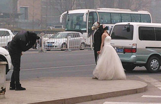 北京新人街頭戴防毒面具拍婚紗照